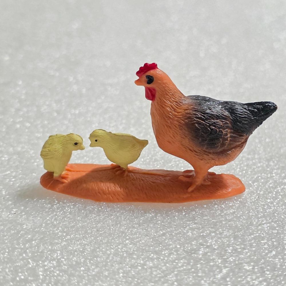 Popak New-Ray Brown Hen 2 baby chicks Plastic Figure 2.5" Farm Animal